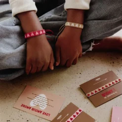Atelier Wagram Bracelet en Perle Amour - Rouge et Rose