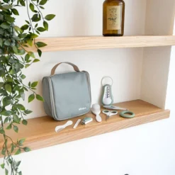 BÉABA Trousse de Toilette Nomade 10 Accessoires - Sage Green