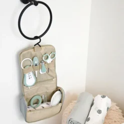 BÉABA Trousse de Toilette Nomade 10 Accessoires - Sage Green