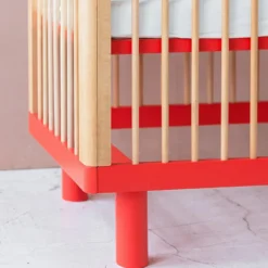 Karl & Fric Lit Bébé Evolutif Nox Bois Naturel et Rouge - 60 x 120 cm