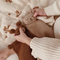 Main Sauvage Doudou Plat Tricoté Ourson
