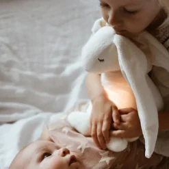 moonie Peluche Veilleuse Musicale Lapin Moonie - Crème et Rose